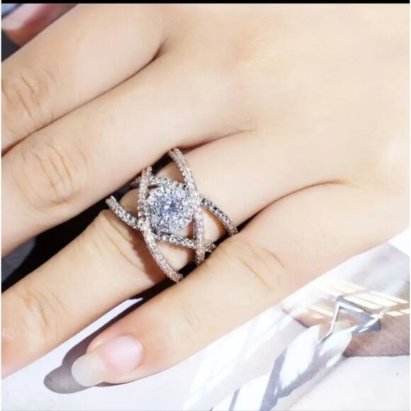 Elegant two-tone wedding ring sz 5 - Picture 3 of 5